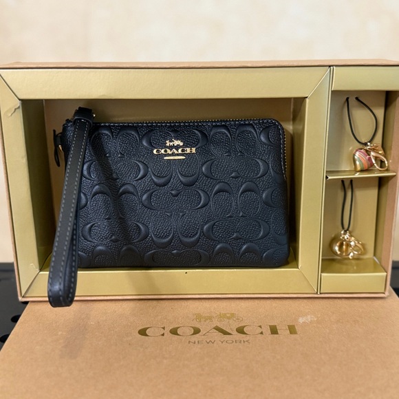 Coach Handbags - Coach Wristlet